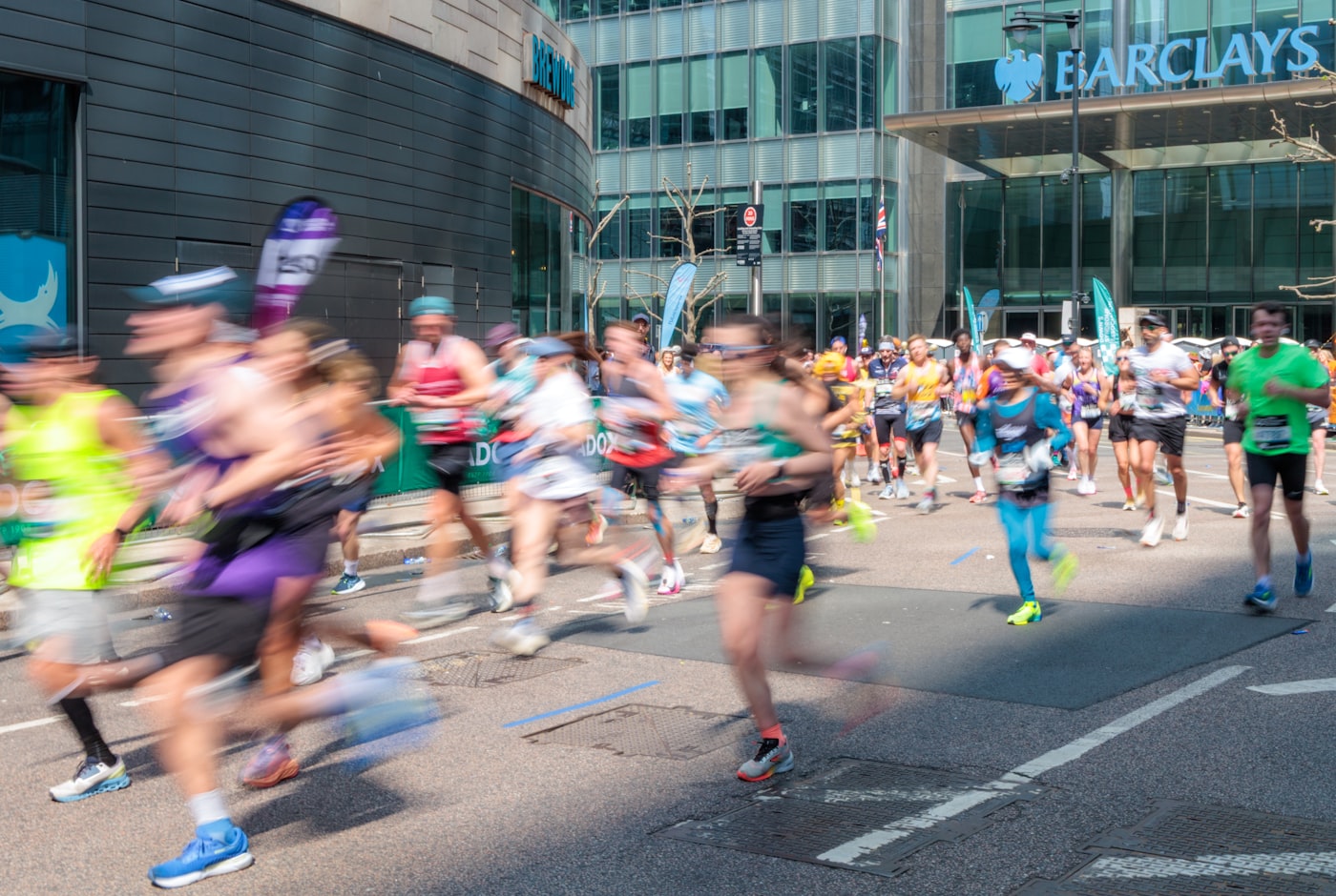 Coureurs avec dossards pendant une course officielle en ville