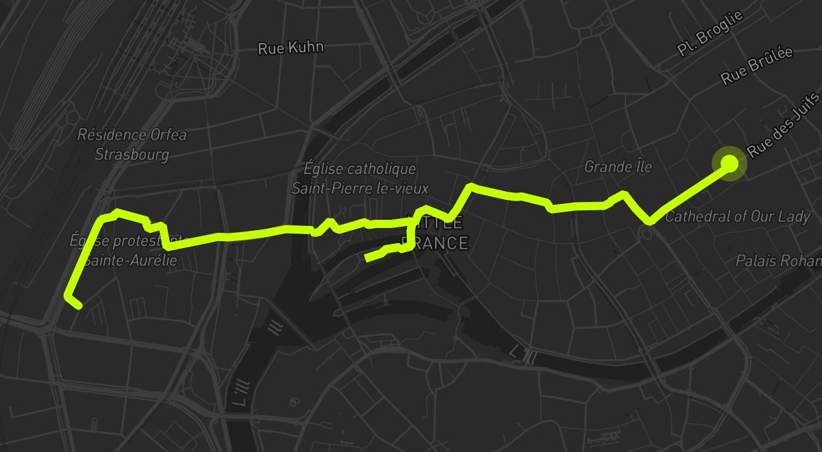 Tracé de course lime qui se dessine sur la carte sombre de Strasbourg
